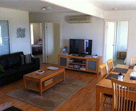 Azure Beach House - Sydneys Hotel 0