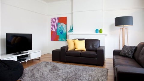 Phyl & May's Luxury Accommodation - Sydneys Hotel 2