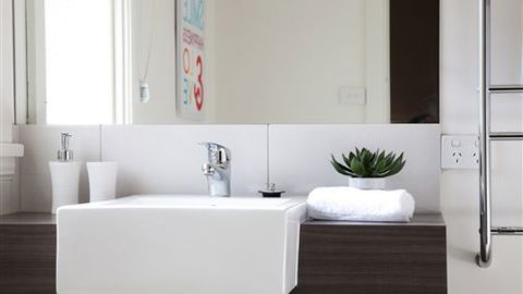 Phyl & May's Luxury Accommodation - Sydneys Hotel 7