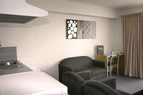 Adina Place Motel Apartments - Sydneys Hotel 2