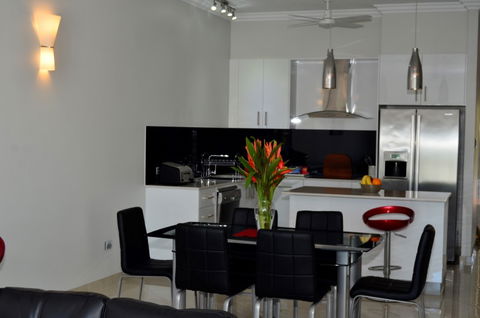 Apartment No 8 - Sydneys Hotel 1