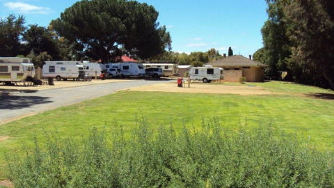 Burra Caravan And Camping Park - Sydneys Hotel 5