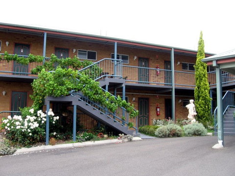 The Vines Motel & Cottages - Sydneys Hotel 1