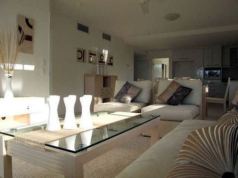 Tingeera Luxury Beachfront Apartments - Sydneys Hotel 1