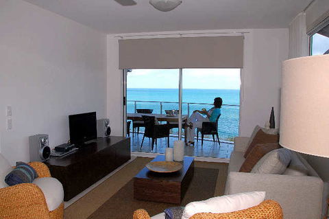 Tingeera Luxury Beachfront Apartments - Sydneys Hotel 4