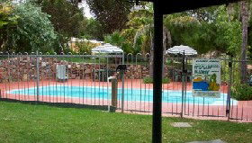 Acclaim Pine Grove Holiday Park - Sydneys Hotel 0