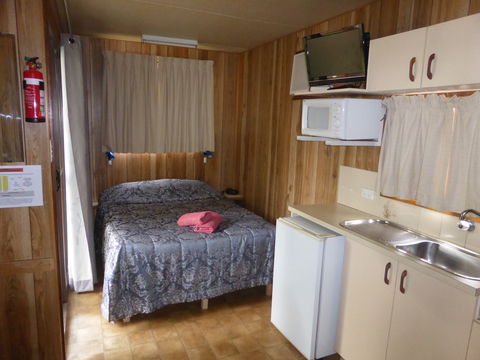 Peak Hill Caravan Park - Sydneys Hotel 1