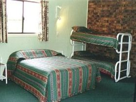 Country Style Caravan Park - Sydneys Hotel 3