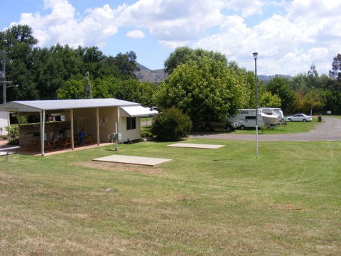 Fossickers' Tourist Park - Sydneys Hotel 3