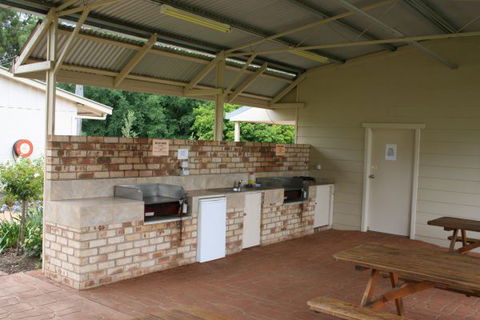 Fossickers' Tourist Park - Sydneys Hotel 5