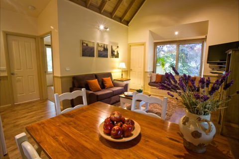Autumn Abode Cottages - Sydneys Hotel 0