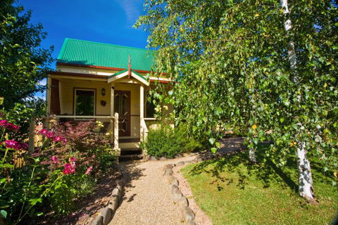 Autumn Abode Cottages - Sydneys Hotel 2