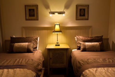 Autumn Abode Cottages - Sydneys Hotel 4