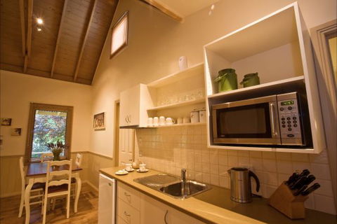 Autumn Abode Cottages - Sydneys Hotel 6