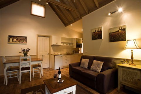 Autumn Abode Cottages - Sydneys Hotel 7