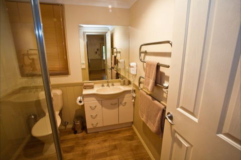 Autumn Abode Cottages - Sydneys Hotel 8