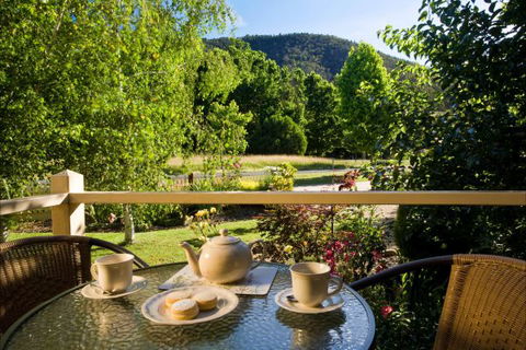 Autumn Abode Cottages - Sydneys Hotel 9