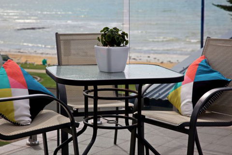 Penguin Beachfront Apartments - Sydneys Hotel 6