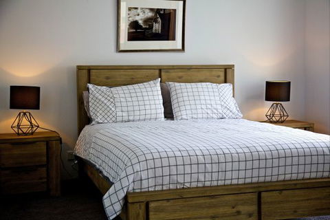 Penguin Beachfront Apartments - Sydneys Hotel 8