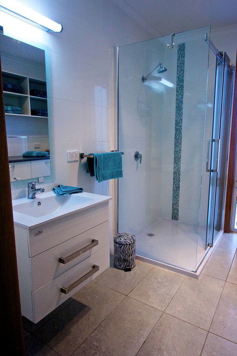Penguin Beachfront Apartments - Sydneys Hotel 9