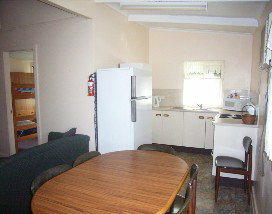 Alonga Waterfront Cottages - Sydneys Hotel 2