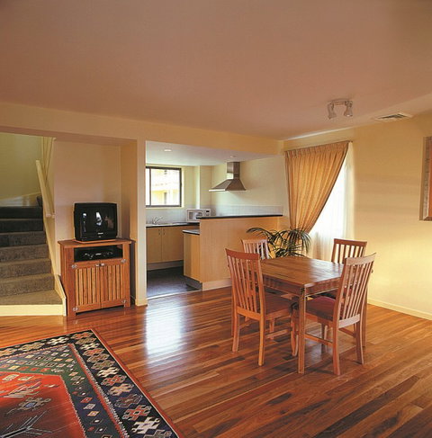 Raffertys Resort - Sydneys Hotel 1
