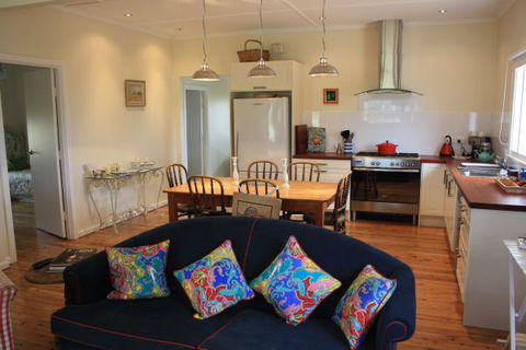 Rabbiter's Hut - Sydneys Hotel 2