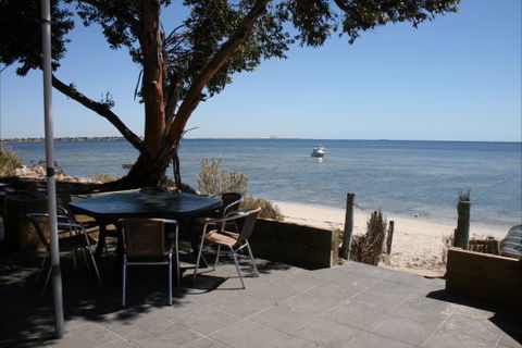 Undercurrent - Sydneys Hotel 0
