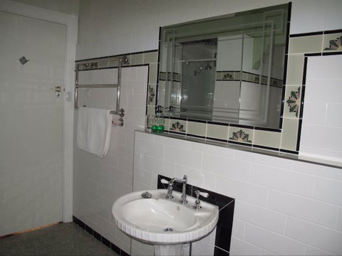 B&B Wodonga - Art Deco Accommodation - Sydneys Hotel 9