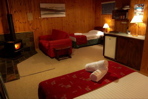 Granite Belt Brewery Retreat - Sydneys Hotel 1