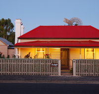 Shurdingtons Cottage - Sydneys Hotel