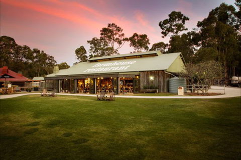 Paradise Country Farmstay - Sydneys Hotel 5