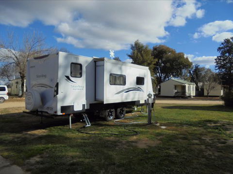 Wagga Wagga Tourist Park - Sydneys Hotel 1