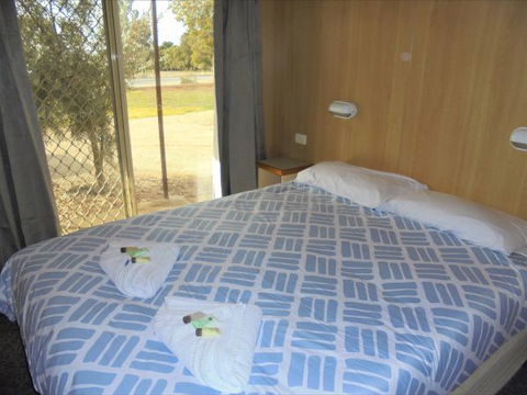 Wagga Wagga Tourist Park - Sydneys Hotel 3