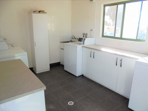 Wagga Wagga Tourist Park - Sydneys Hotel 5