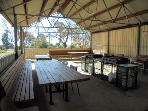 Wagga Wagga Tourist Park - Sydneys Hotel 7