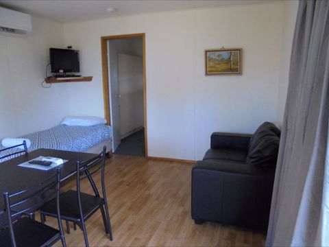 Wagga Wagga Tourist Park - Sydneys Hotel 8
