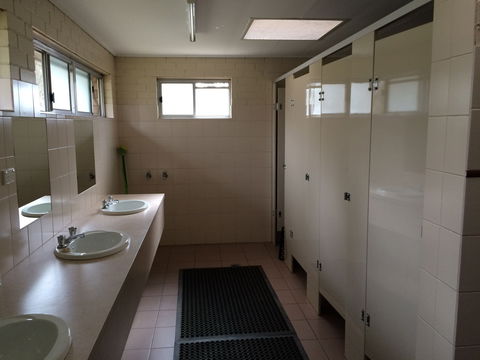 Ardern's Caravan Park Myrtleford - Sydneys Hotel 5