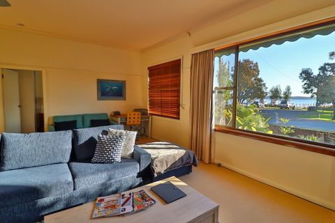 A Reflection On The Lake - Sydneys Hotel 0