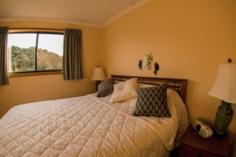 Burilda Waters - Sydneys Hotel 1