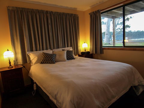 Burilda Waters - Sydneys Hotel 2