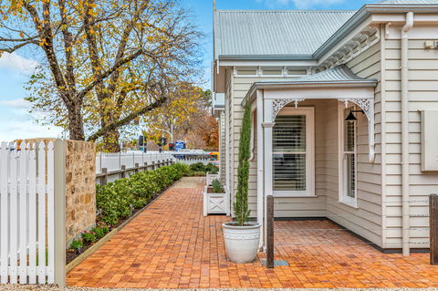 Grandview Accommodation - The Elm Tree Apartments - Sydneys Hotel 0