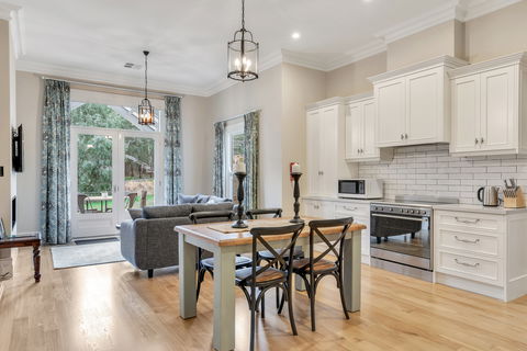 Grandview Accommodation - The Elm Tree Apartments - Sydneys Hotel 5