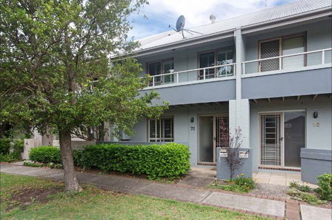 Honeysuckle Townhouses - Sydneys Hotel 0