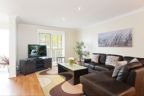 Honeysuckle Townhouses - Sydneys Hotel 1