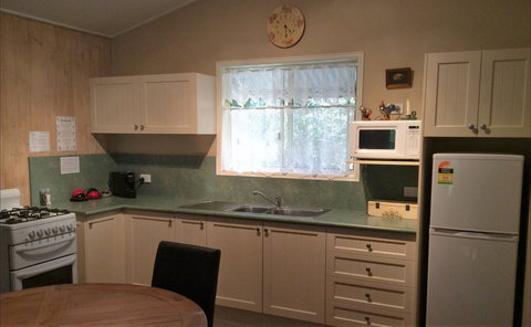 Maleny Country Cottages - Sydneys Hotel 5