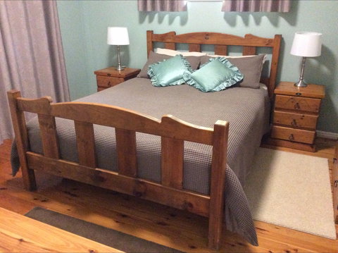 Maleny Country Cottages - Sydneys Hotel 6