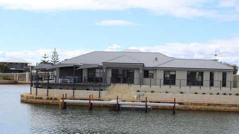 WA HomeStay - Sydneys Hotel 5