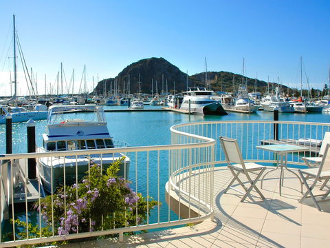 Absolute Waterfront Villa - Sydneys Hotel 1