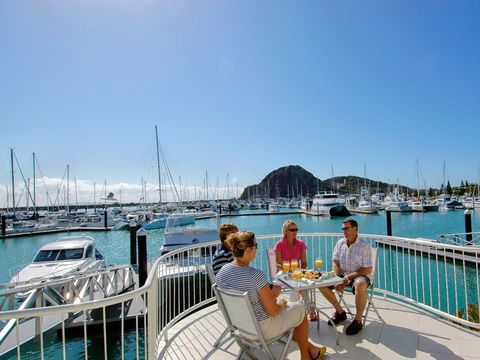 Absolute Waterfront Villa - Sydneys Hotel 2